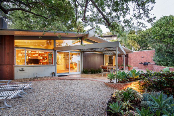 tvoadotnet's tweet image. The sign reads, “Crestwood Hills: an architecturally controlled community.” 
zurl.co/rmpvK