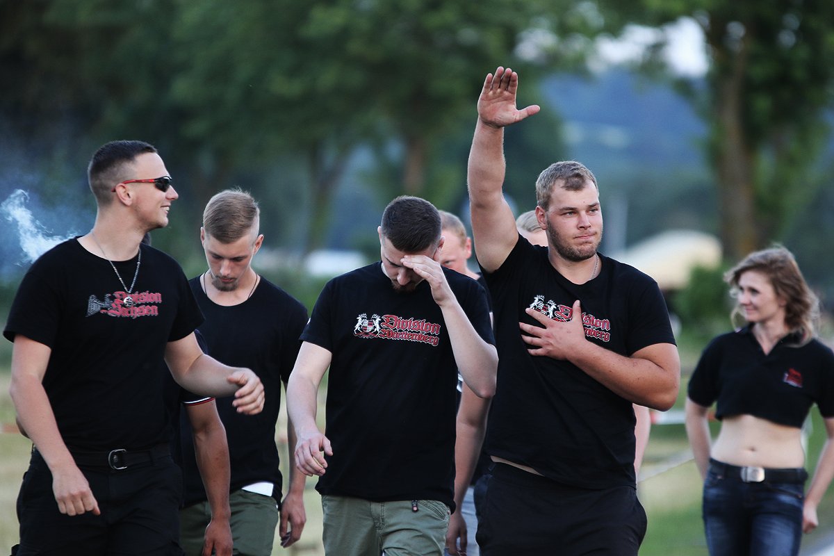 ExifRecherche's tweet photo. Bilderstrecke: https://t.co/8nEQfRUGFC - Rechtsrock-Festival „Tage der nationalen Bewegung“ in #Themar mit 2243 Neonazis. Hitlergrüße, Angriffe und internationale Gäste auf dem NPD-Fest - #TH0806 https://t.co/y8iHwDvUhj