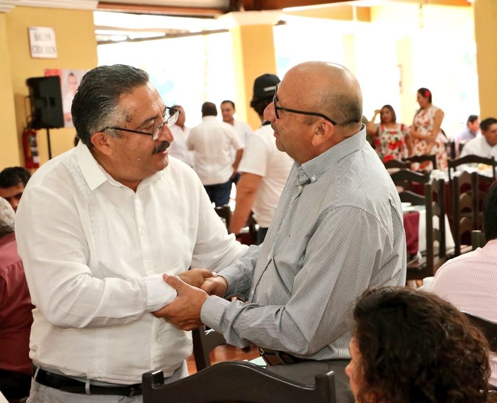 LeonelEscA's tweet photo. Agradezco la invitación a los empresarios y profesionistas vallisoletanos para compartirles mis proyectos y propuestas. En un tema quiero ser muy puntual: a partir del 2 de Julio se acabaron los colores, ¡voy a gobernar para todos! https://t.co/npBFqwGdUS