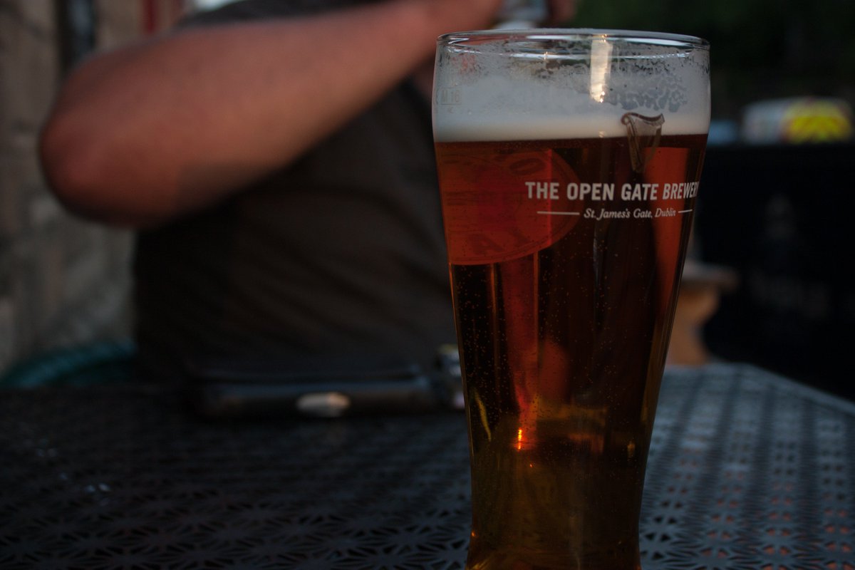 ErwinVeenstra's tweet photo. Er staat Dublin op m'n glas, maar we zijn in Glasgow - waar Noord-Ierse ponden niet langer geaccepteerd zijn voor de aanschaf van zulks een vloeibare goudgele rakker.
#ODG2018Brexit https://t.co/ItzBJRKr5W