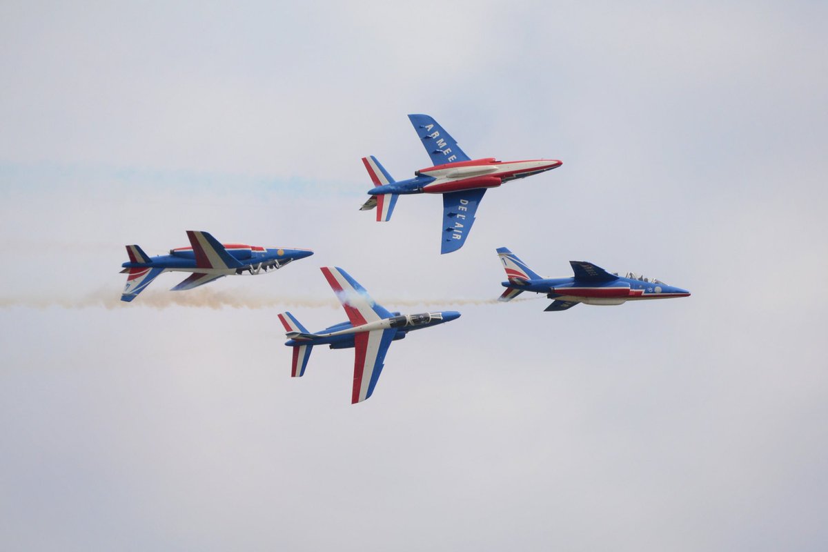 Prefet56's tweet photo. [Air naval show] Merci à la @PAFofficiel pour cette magnifique prestation de voltige aérienne, cet AM, dans le ciel lorientais pour les portes ouvertes de la BAN Lann-Bihoué 👍🏻👌🏻
#inspironslefutur #ensembleenvol #fierdelafrance 🇫🇷🛩 https://t.co/CgQt0ULmGk