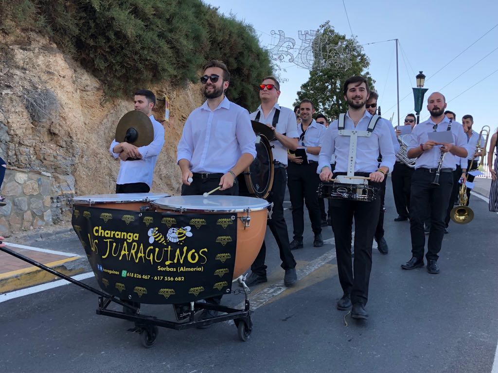 Juaraguinos's tweet photo. En los timbales cuelga la pancarta con el logo de #JuaraguinosLocosMoros obsequio de @candelasorbas. https://t.co/dpCm1IPgUK
