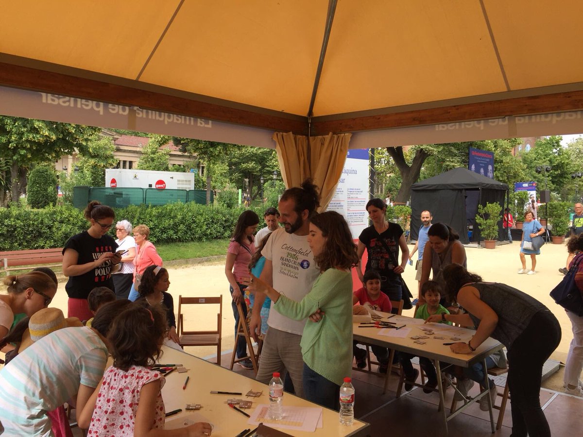 CarlosSierr2912's tweet photo. Fantástica experiencia en el Festival de la Ciència en Ciutadella. No hay nada como divulgar ciencia a los más pequeños, y más si es un increíble taller de neurociencia ideado por @EmmaMirabent ! #TotsSomGenis #mccupf @UPFBarcelona @bcn_ajuntament https://t.co/94uh2KTqCh
