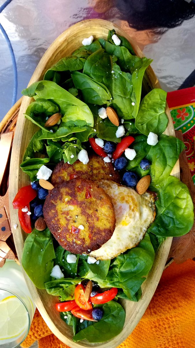 GGoodiesKitchen's tweet photo. Brunch for the #gangsta in your life! 

Sardine cakes atop spinach salad! # https://t.co/vbzS6jbJAp