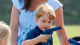 MirrorRoyal's tweet photo. Prince George plays with toy gun on family day out in the sun https://t.co/JNjaFr16FY https://t.co/p5V1Wtr1r3