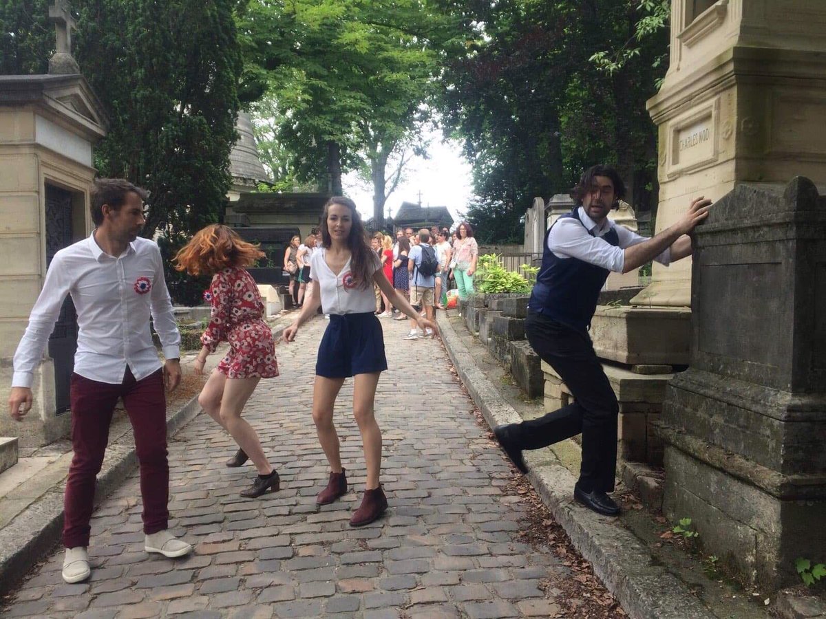 LachaiseMusical's tweet photo. Les artistes à fond pour Lachaise Music'Hall aujourd'hui ! Prochaine représentation : dimanche 1er juillet à 14h30 🌸 #PèreLachaise https://t.co/8OnIV2nIZI