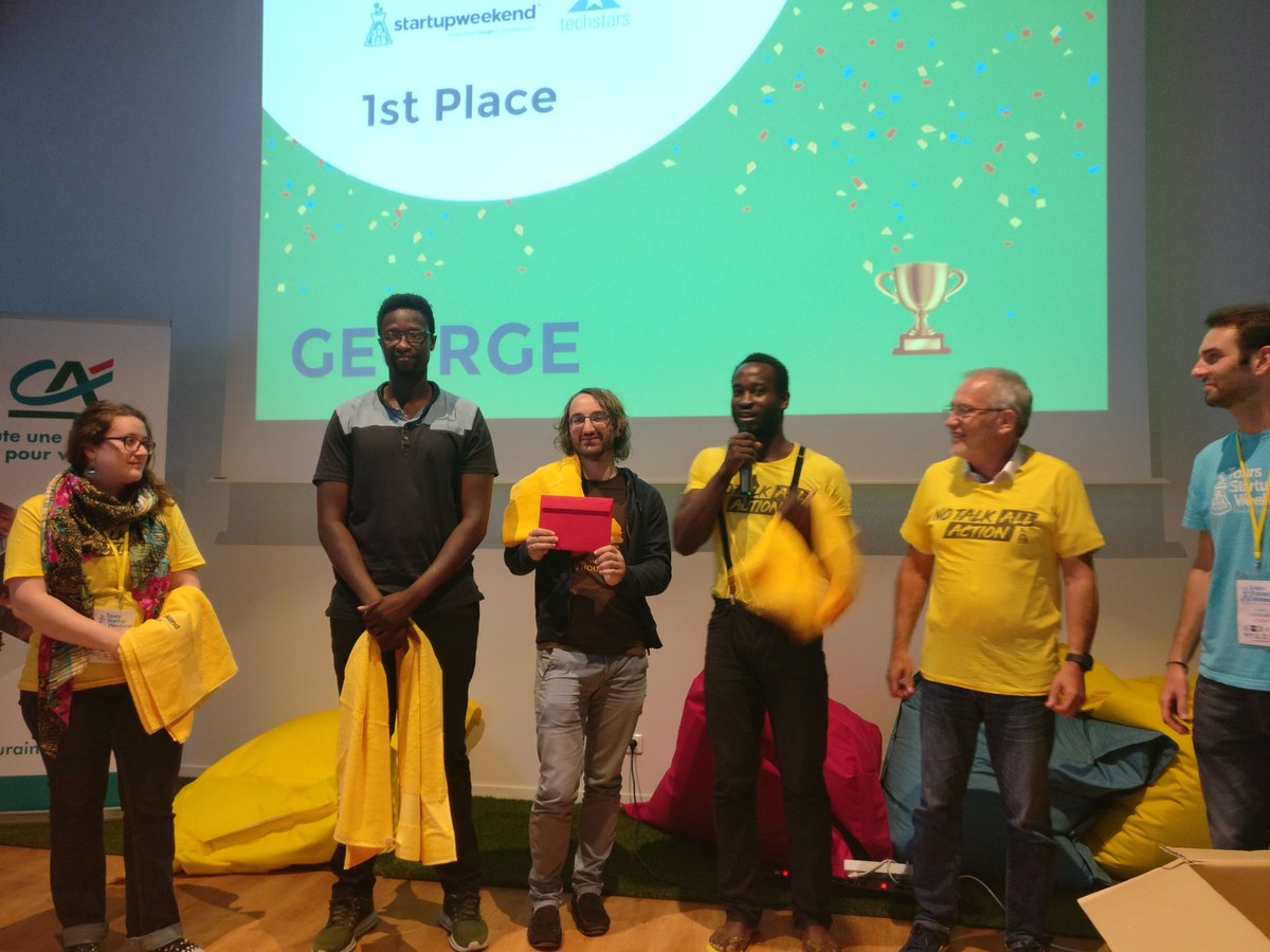 PierCommandeur's tweet photo. Remise des prix du #StartupWeekend de #tours, vainqueur #george qui permet de créer une communauté autour de l'implantation d'un commerce, 2ème #happycase, coque de téléphone bio dégradable avec graines, 3ème #lemondedarchy, jeu de cartes éducatif avec un pendant numérique. https://t.co/Tmd50mmf5h