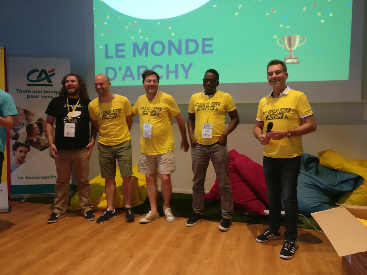 PierCommandeur's tweet photo. Remise des prix du #StartupWeekend de #tours, vainqueur #george qui permet de créer une communauté autour de l'implantation d'un commerce, 2ème #happycase, coque de téléphone bio dégradable avec graines, 3ème #lemondedarchy, jeu de cartes éducatif avec un pendant numérique. https://t.co/Tmd50mmf5h