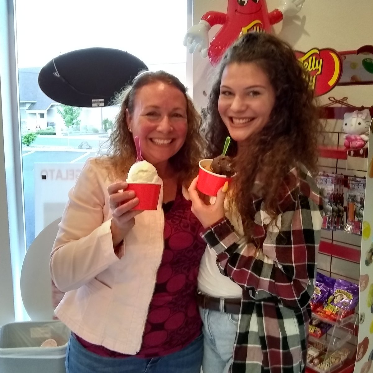 SwtScoops's tweet photo. That's not Double Trouble- that's a double, double scoop of gelato! At Sweet Scoops in Warrenton.
#thegoodlife #gelato #icecream #warrentonsweetscoops  #oregoncoastlife #nomnomnom #dessert #delicious #myhappyplace #sweetsmiles https://t.co/sCEkSk3Wtk