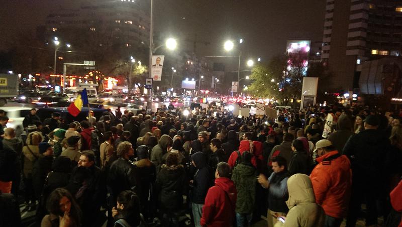 ampressro's tweet photo. Protest în Piaţa Victoriei: "Rezistăm, nu cedăm!" - https://t.co/dxRp1YXQnp https://t.co/33n5ZoLcfP