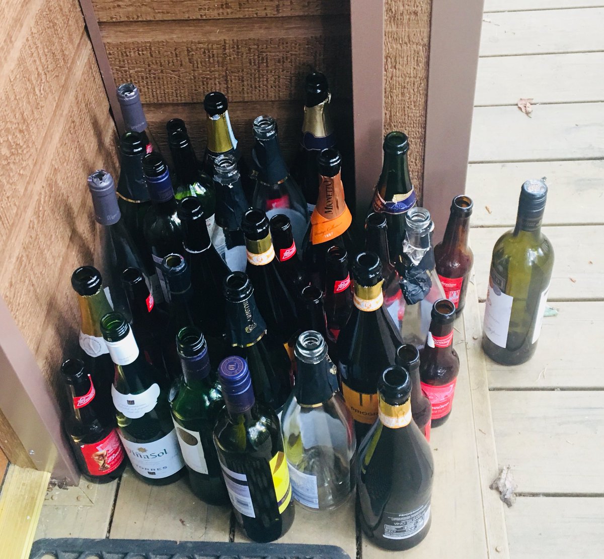 JenLChurcher's tweet photo. The sign of a fabulous weekend away!!! #girlsweekend #wine #emptywinebottles https://t.co/FoBMjHJEUO