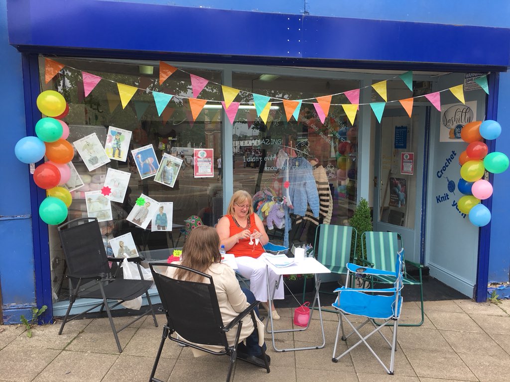 sashillyknits's tweet photo. Had a fab day yesterday for World Knit in Public Day #WKIP Great fun, lots of interest and people stopping to share their Knitting stories. Thinking we should go on location next year to the beach! 😜😃 #UkCraftersHour https://t.co/yaSJLFsrTs