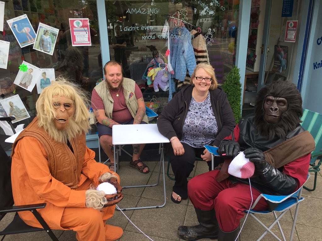 sashillyknits's tweet photo. Had a fab day yesterday for World Knit in Public Day #WKIP Great fun, lots of interest and people stopping to share their Knitting stories. Thinking we should go on location next year to the beach! 😜😃 #UkCraftersHour https://t.co/yaSJLFsrTs