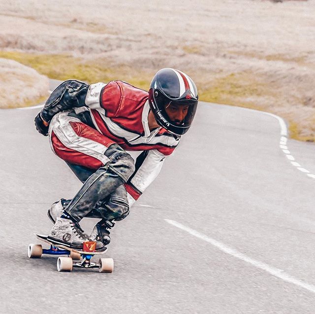 2controversial's tweet image. Edited by my lovely lady @instaliene 😍

#downhillskateboarding #longboarding #southdownshredders #dawnpatrol #beachyhead #raynelongboards #thinkrevolt #venomskate