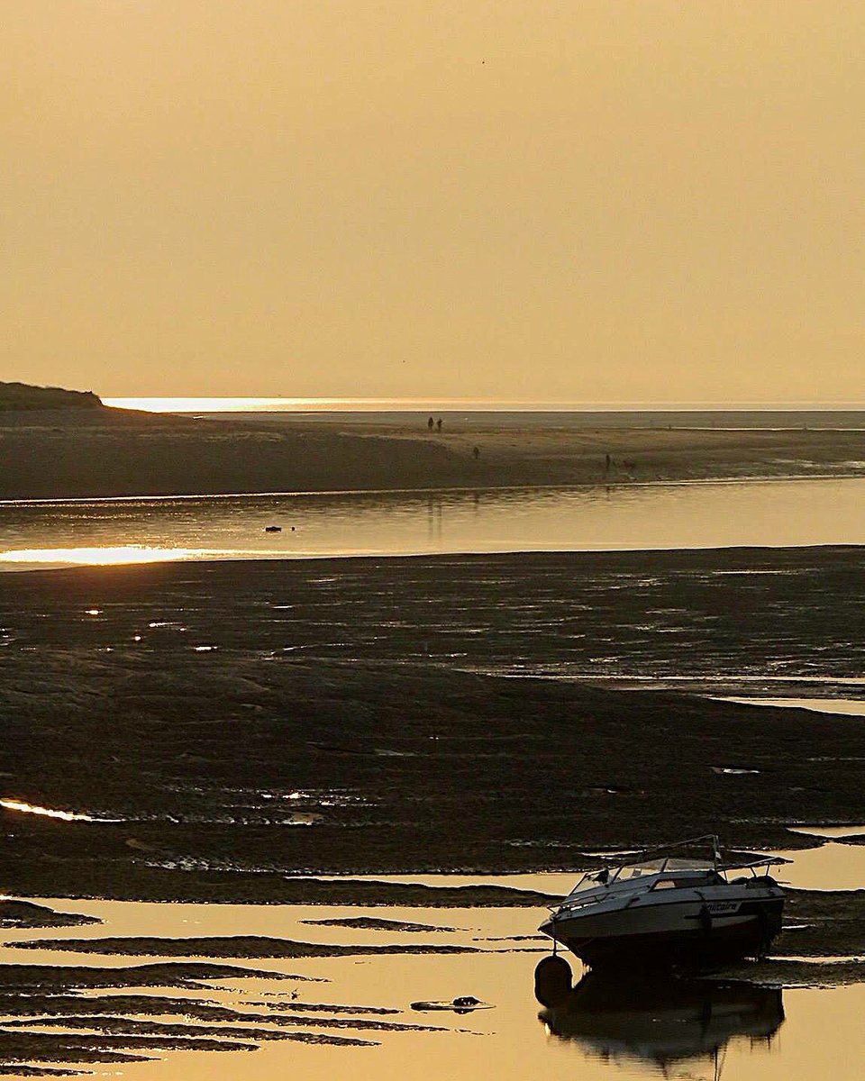 #sunrise_sunsets_aroundworld #sunset #settingsun #sunnyevening #estuary #lowwater #seaside #coastal #boat #mooring #sandbanks #beach #sunsandsea #goldensunset #ribster13 #watersportall #goldensun #goldlight #reflection #sillouette #photooftheday on.fb.me/20eLQr3