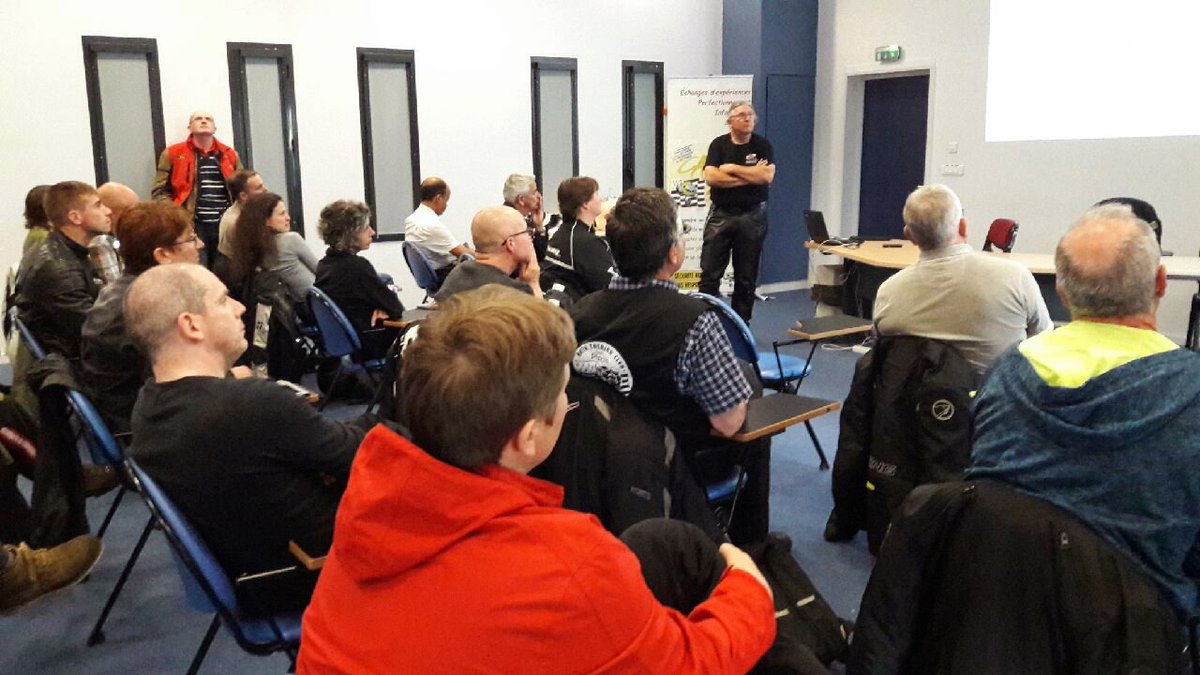 Prefet22's tweet image. Pascal DUNIKOWSKI chargé des #2RM - délégation à la #securiteroutiere - présidait cette formation gratuite ouverte à tous et dispensée par des professionnels de la route, qui a pour but de rappeler les règles de sécurité et de travailler les attitudes et comportements de conduite