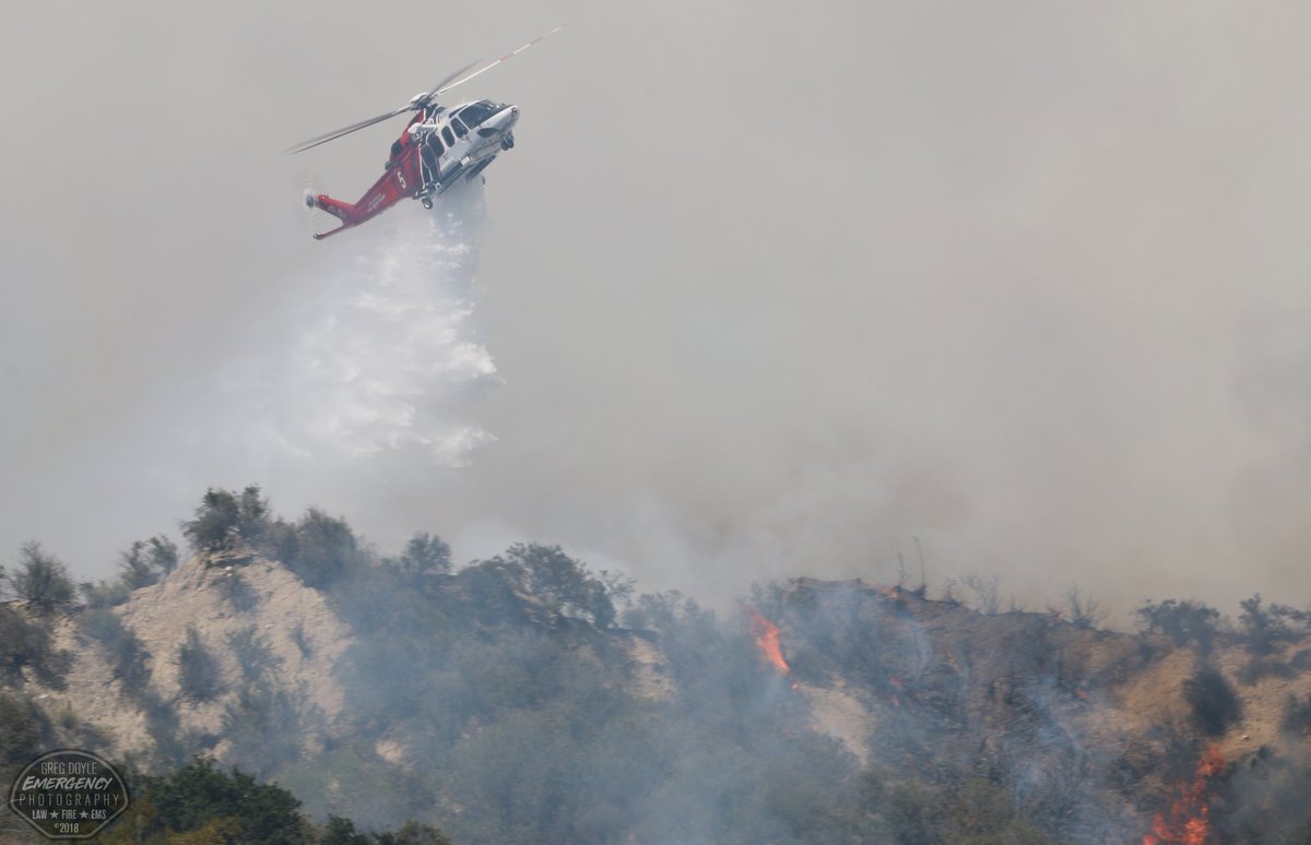 GregDoyle50's tweet image. Earlier in the day, @LACoFireAirOps assisted LAFD at the #RoxfordFire.  Here @LAFDAirOps Fire-5 returns the favor and assists with a drop on the #SouthFire in Santa Clarita yesterday. @LAFDtalk @LACoFDPIO #automaticaid