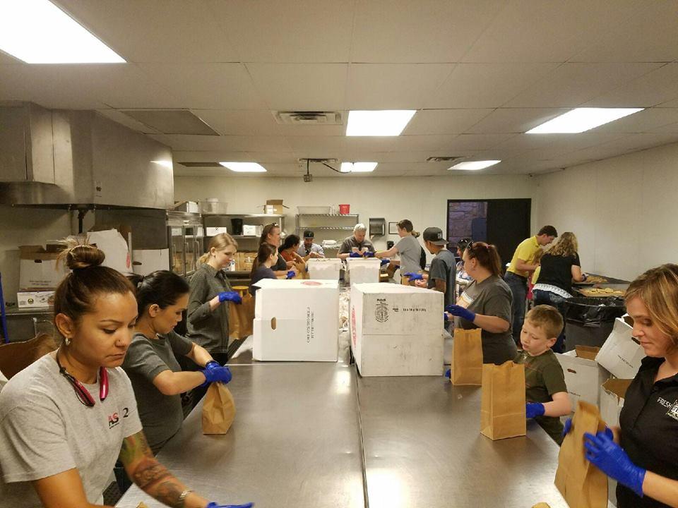 HungerBustersTX's tweet photo. Not able to make a daytime #volunteer shift? We now offer evening shifts! Sign up here: https://t.co/oRnmSCjAiH https://t.co/tUEjVL8EVz