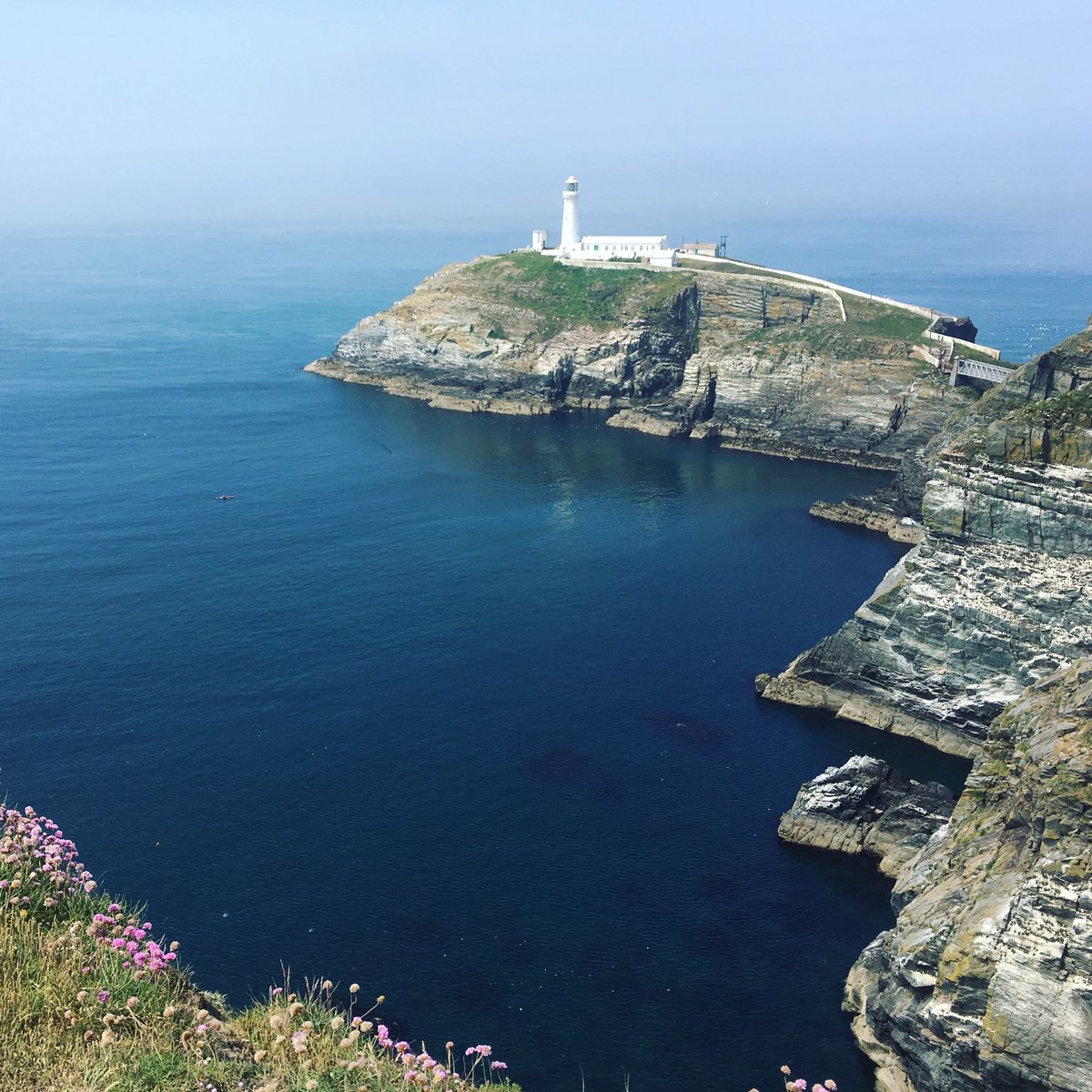 YvetteLouise_'s tweet photo. This is why I love Wales 🏴󠁧󠁢󠁷󠁬󠁳󠁿 so much. The deep blue waters just fill my 💙 #LoveWales

#southstack #anglesey #wales #northwales #deepwaters #clifface #ocean #oceanview #bluesoul #blueheart #blue #lighthouse #coast #iphone https://t.co/wDj1sS0bdF