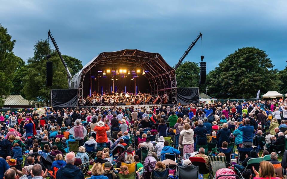 J21Coaching's tweet photo. Evening all - sorry I'm late to the party! Busy #Gardening 😃🌺🌸 So tonight I'm promoting the #SuttonColdfield #ConcertsInThePark 😎🥂🇬🇧🎈#Saturday #30thJune #Tickets only £20 See you there! #PicnicBaskets #GinTent #Ales #Stalls #Entertainment Please #Retweet #BrumHour https://t.co/MHPoASKLn1