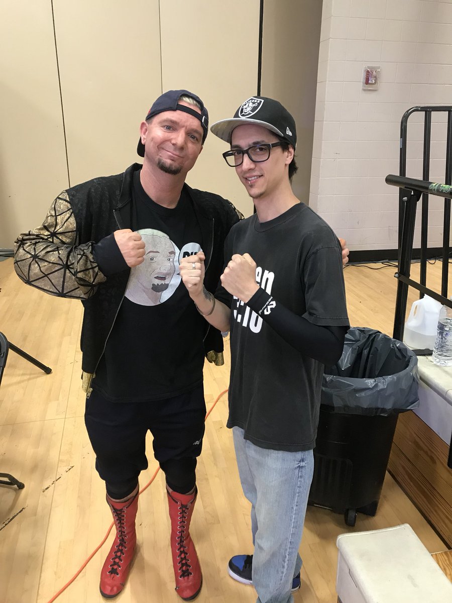TheSmokeDragon's tweet photo. Any man with two hands can get to meet @realellsworth Thank you for being a cool guy and having a great match at @WrestlePro #duh #jamesellsworth #wrestlepro #prowrestling #anymanwithtwohands #thankyou #legend #goodtimes https://t.co/h9VopRvvfX