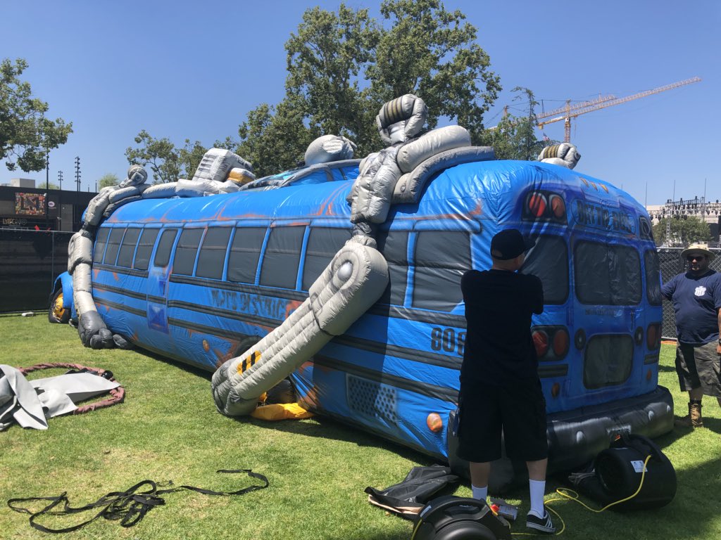 Jeremy Hoffmann On Twitter The Fortnite Battle Bus Is Getting - jeremy hoffmann on twitter the fortnite battle bus is getting ready to fly over los angeles doing our first on site test it is 40x30 feet