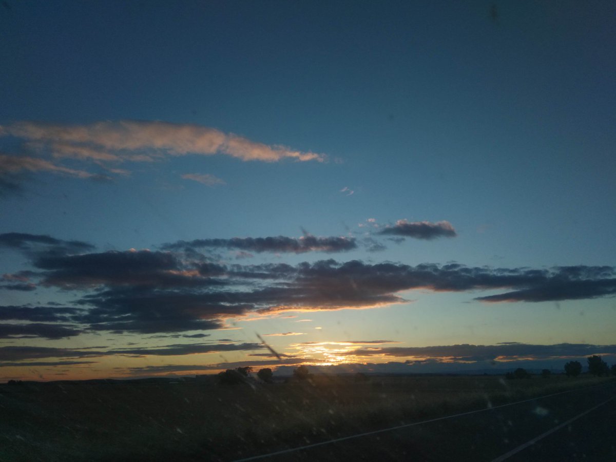 marivicontre64's tweet photo. Atardecer.
La noche está al caer, las sonrisas van a llegar, todo puede pasar después de mirar(te). Y aunque el cristal este sucio y a veces la incertidumbre no nos deja ver, el atardecer será bonito siempre. Y si pudiera pedirle algo a un atardecer, es verlo contigo. https://t.co/ZjyXQdwzy4