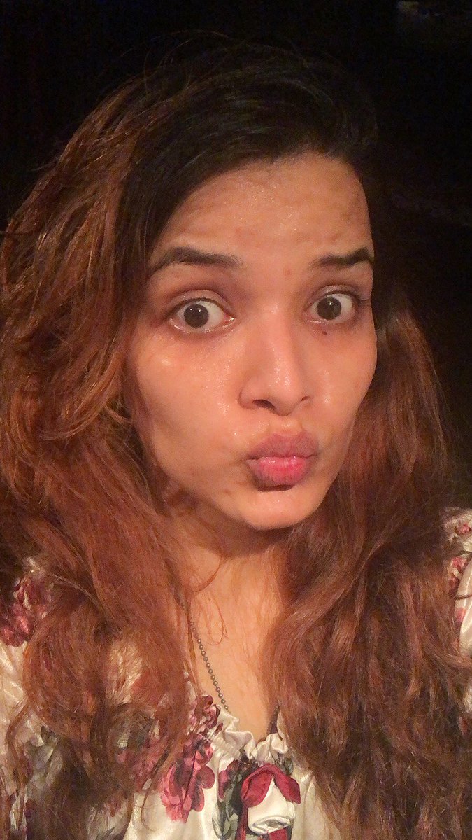 saminaUFshaikh's tweet photo. On an honest note, I love myself without makeup the most! However I look ๐ so different in both - with & without makeup! #MondayCalling GoodNIGHT ๐๐ด https://t.co/KYNDVweQW1
