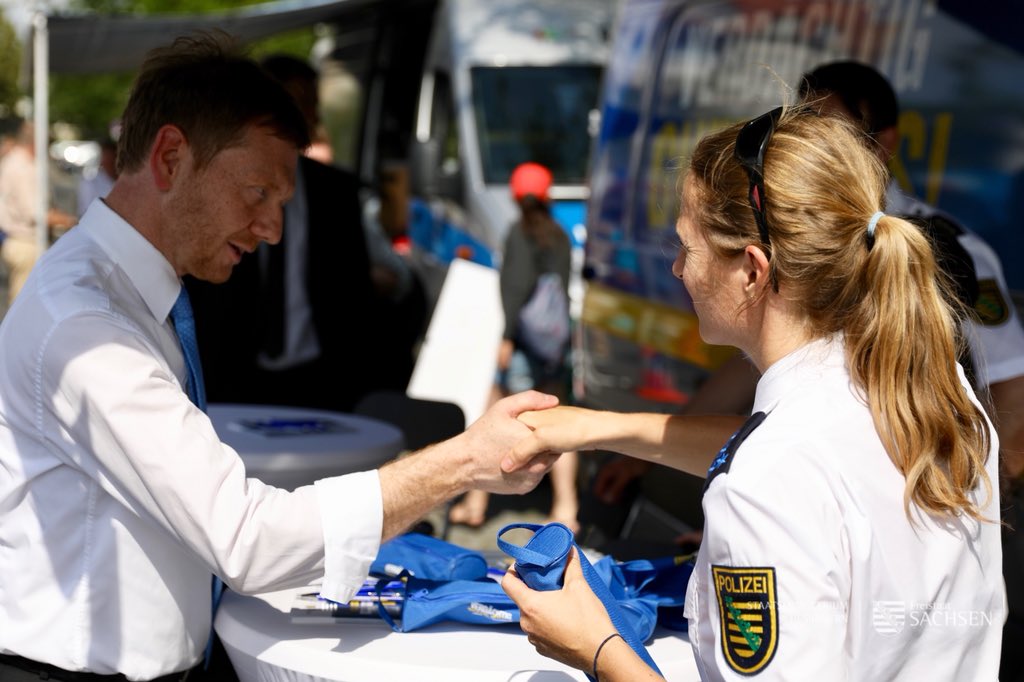 SMIsachsen's tweet photo. Sie sorgten nicht nur für #Sicherheit, sondern berieten auch zu den #verdächtiggutejobs, präsentierten ihre vierbeinigen Kollegen & erklärten, wie man die eigenen vier Wände sicherer machen kann. Außerdem sorgten sie für Stimmung mit der Big Band. Danke, @PolizeiSachsen! #ToRV18 https://t.co/urjLrLNRjK