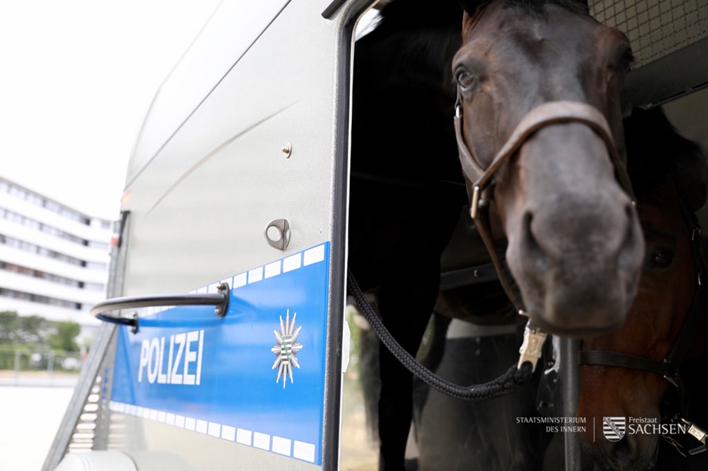 SMIsachsen's tweet photo. Sie sorgten nicht nur für #Sicherheit, sondern berieten auch zu den #verdächtiggutejobs, präsentierten ihre vierbeinigen Kollegen & erklärten, wie man die eigenen vier Wände sicherer machen kann. Außerdem sorgten sie für Stimmung mit der Big Band. Danke, @PolizeiSachsen! #ToRV18 https://t.co/urjLrLNRjK