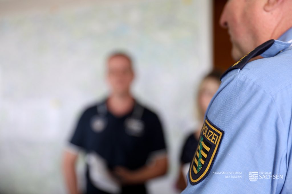 SMIsachsen's tweet photo. Sie sorgten nicht nur für #Sicherheit, sondern berieten auch zu den #verdächtiggutejobs, präsentierten ihre vierbeinigen Kollegen & erklärten, wie man die eigenen vier Wände sicherer machen kann. Außerdem sorgten sie für Stimmung mit der Big Band. Danke, @PolizeiSachsen! #ToRV18 https://t.co/urjLrLNRjK