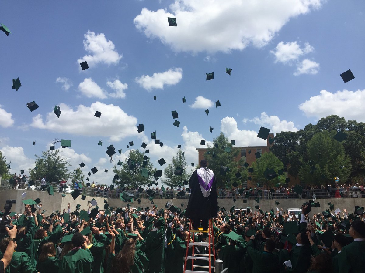 MiguelPicart's tweet photo. We made it! #AHSclassOf2018 https://t.co/qzphPYdYh1