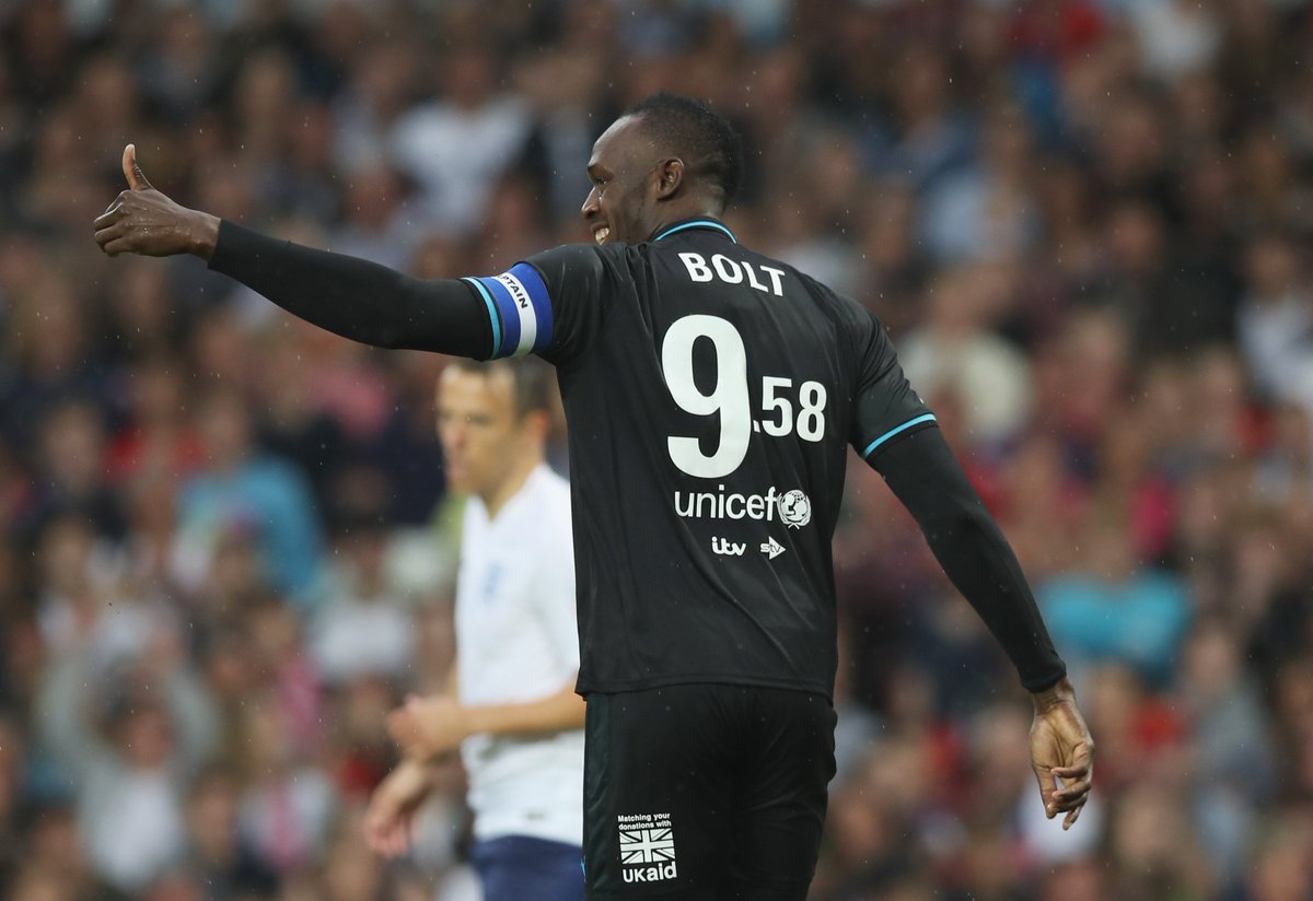 brfootball's tweet photo. Usain Bolt has his world-record time on his back and takes on Mo Farah at Old Trafford ⚡ https://t.co/fC34jUvfRD