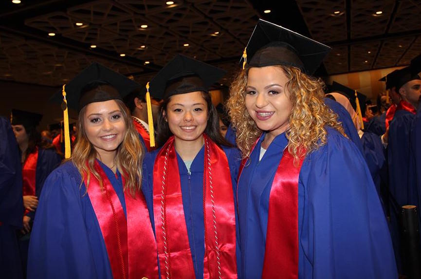DePaul_News's tweet photo. Behind the scenes with @DriehausBus and @DePaulMBA grads, lining up for this afternoon's commencement ceremony. #DePaulGrad2018 #herewedo 🔵🔴🎓

📸 Carol Hughes, @DePaulU https://t.co/f7RU9y3DGN