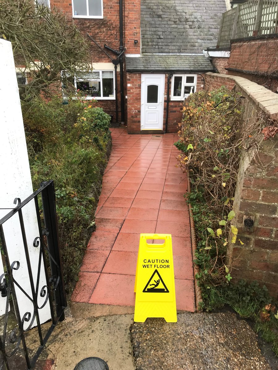 LegendPressure's tweet image. Amazing job on this path and drive, customer didn't realise her path was actually this colour! #cleanpath #drivewaycleaning #pressurewashing