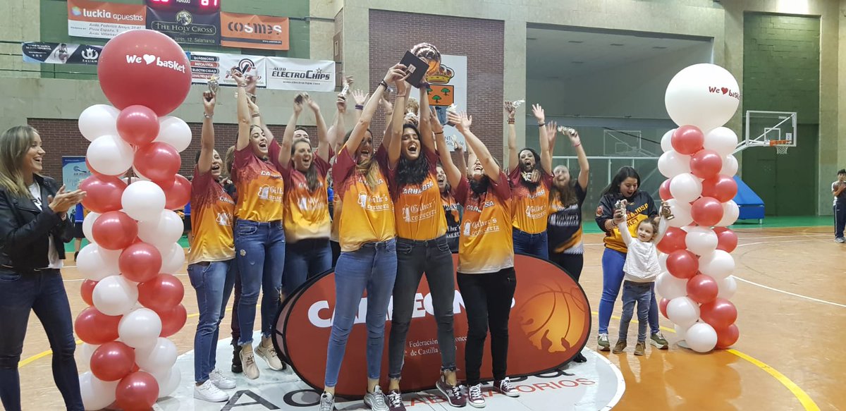 FBCyLSalamanca's tweet photo. #FinalFour2018 Trofeo Diputación de Salamanca - Carbajosa Gilber´s, Campeonas en categoría Femenina. Entrega el Trofeo Marta Fernández https://t.co/3rjz9YOzCS