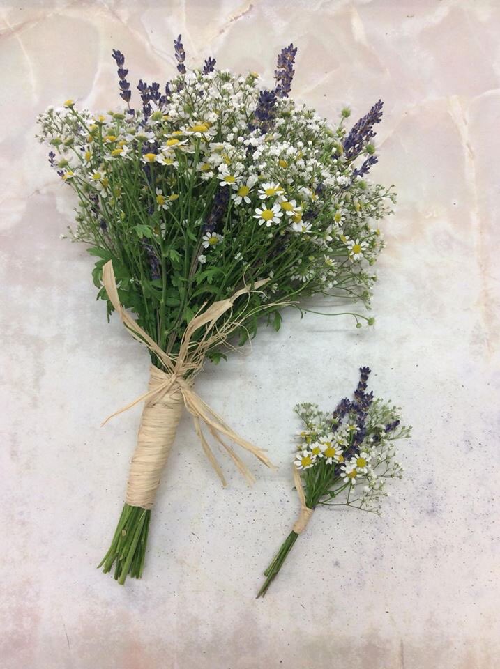 GeorgeShopsales's tweet photo. Love a natural bridal Bouquet with matching buttonhole! This is one from a few weeks back for the lovely Gilli and Mark, we wish you all the best Mr &amp; Mrs Rawlings ☺️

#natural #tied #raffia #bride #bouquet #love #wedding #gypsophila #matricaria #driedlavender #swindon #florist https://t.co/6onBGp7OSh