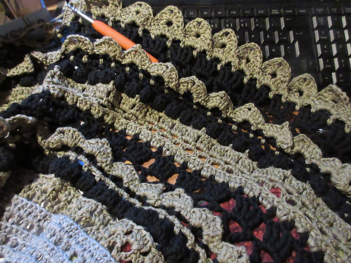 Catalyzator's tweet photo. Jeg har begynt på clue-9 på forskudd men ikke helt identisk med bildet hos @Garnstudio (og jeg har laget vifter rundt hele sjalet i tillegg) #MagicSummerCAL #DROPSAlong #dropsdesign #crochetalong #crochet https://t.co/GGoAX4k3mu