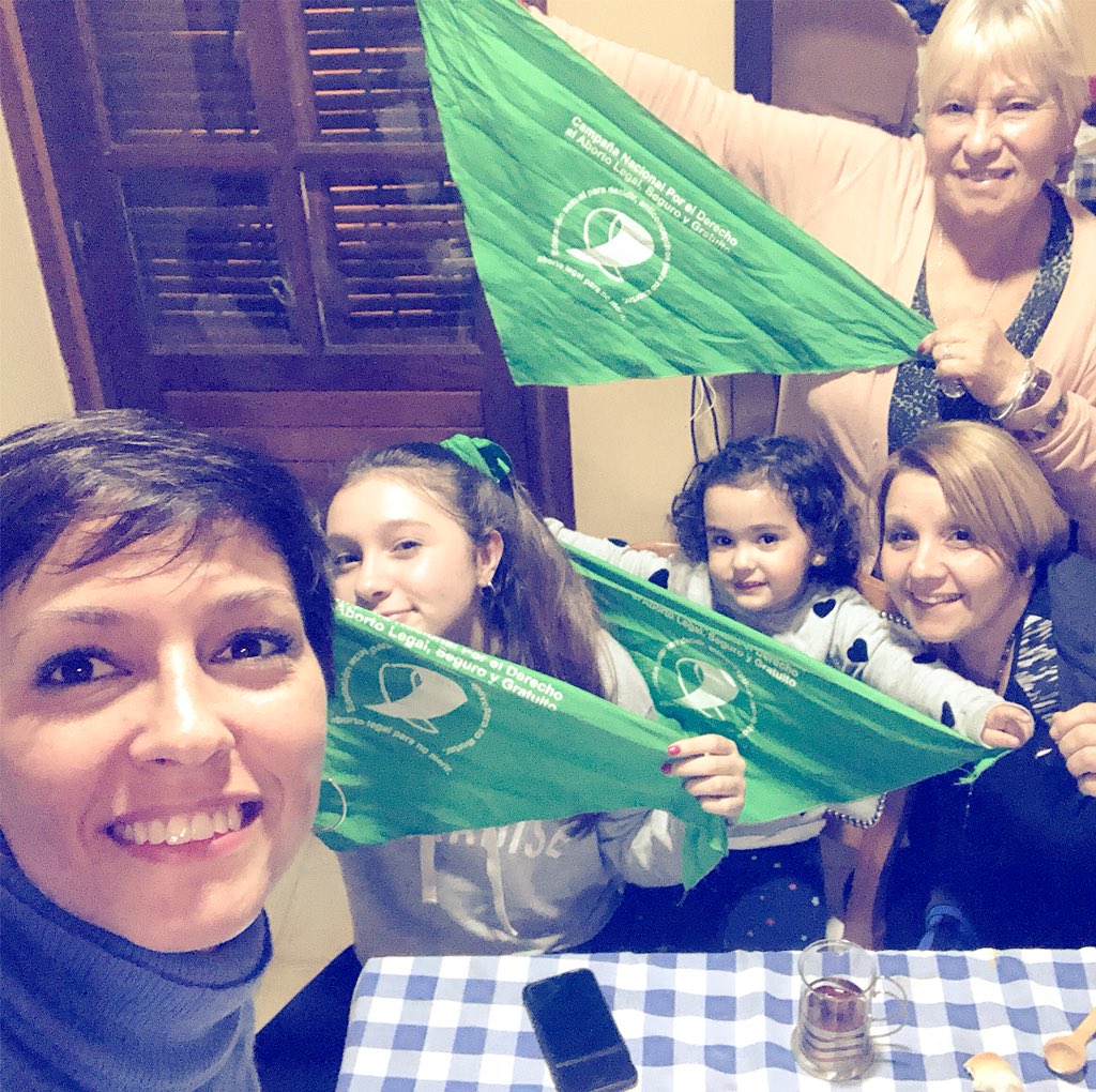 mayrasmendoza's tweet photo. 3 generaciones. Madre, hermanas, hijas. 💚 Somos conscientes y peleamos por nuestros derechos!! #AbortoLegalOClandestino #AbortoalegalYa https://t.co/If10Vcdv0w
