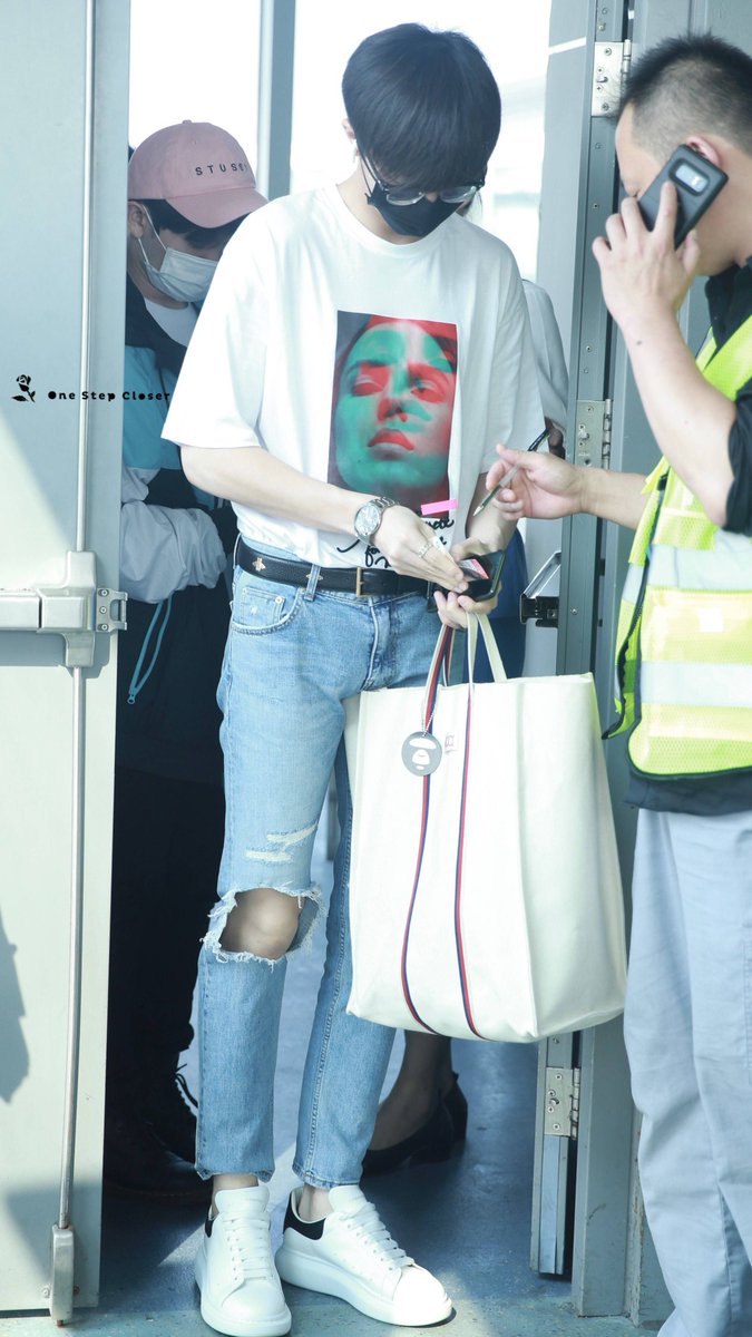 ChenLinongTeam's tweet photo. 180611 | #ChenLiNong @ Nanjing Airport departure ✈ Beijing

Cr. OneStepCloser

#THXwithLOVEinNanjing
#ChenLinong @n30201 #NINE
#陈立农 #Ninepercent #陈立農 #百分之九少年 @NINEPERCENT_IC #百分之九 https://t.co/6Le6OYPOZH
