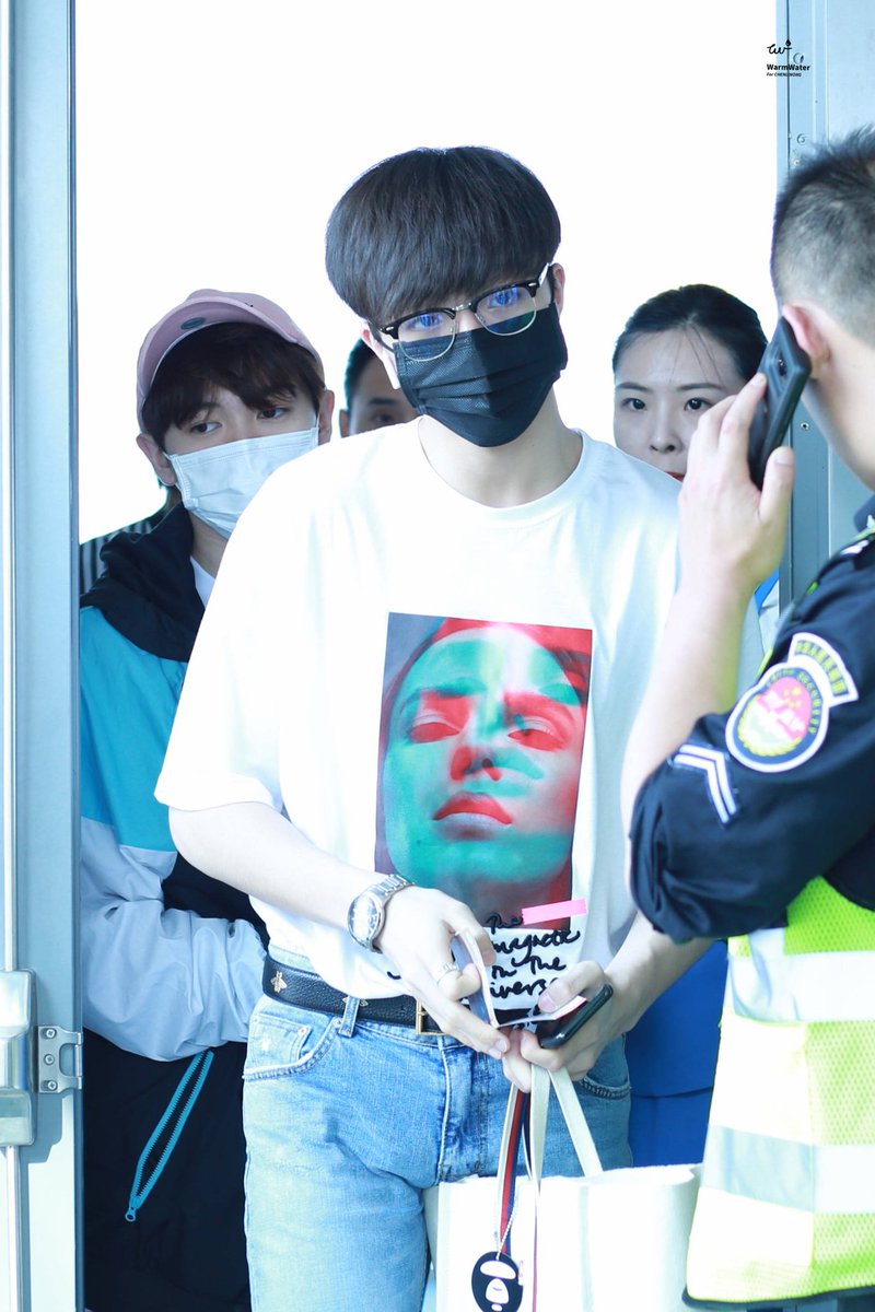 ChenLinongTeam's tweet photo. 180611 | #ChenLiNong @ Nanjing Airport departure ✈ Beijing

Cr. WarmWater_1003

#THXwithLOVEinNanjing
#ChenLinong @n30201 #NINE
#陈立农 #Ninepercent #陈立農 #百分之九少年 @NINEPERCENT_IC #百分之九 https://t.co/2NldeeGeug