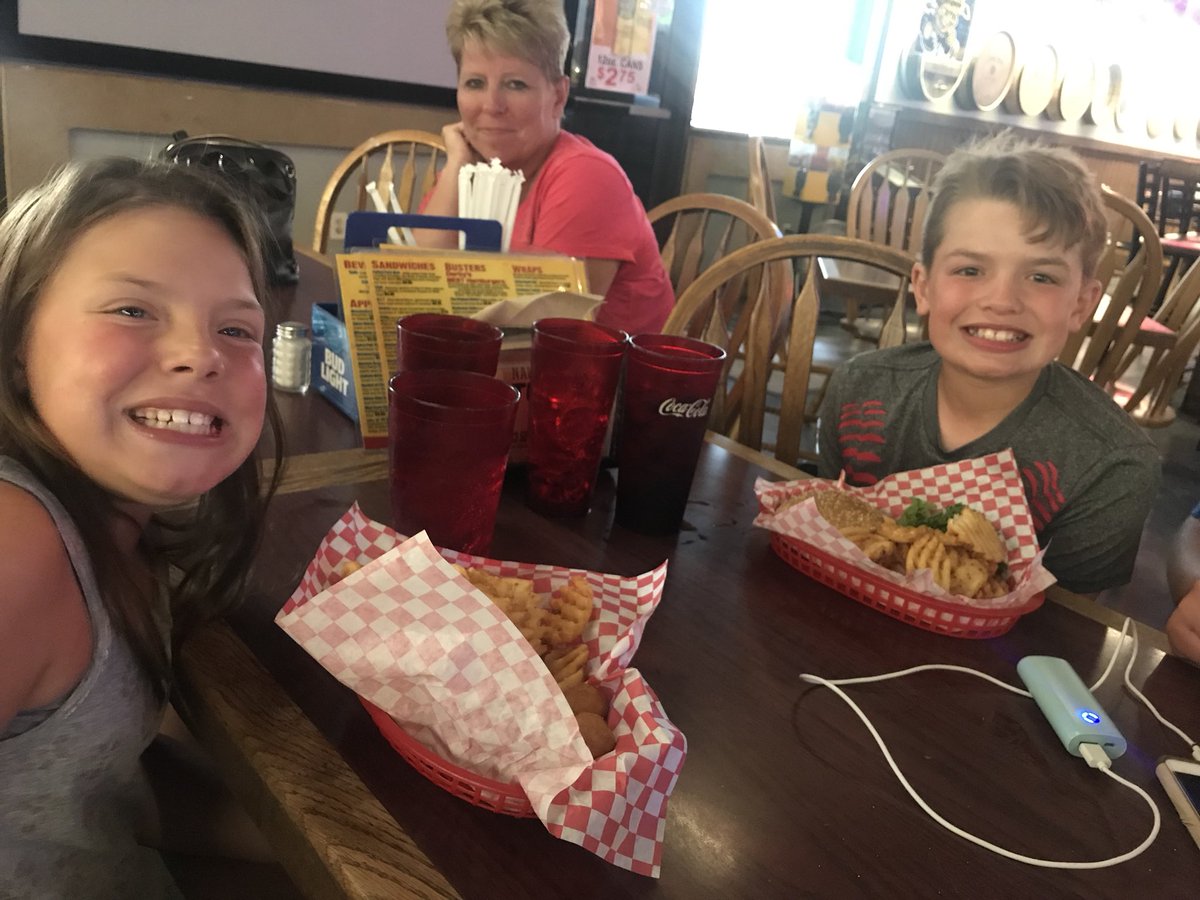 recre8or's tweet photo. Celebration dinner!! #HawaiianHitfest2018 @HawaiianHitfest #Select8U #champions https://t.co/jG1q4GIHxq