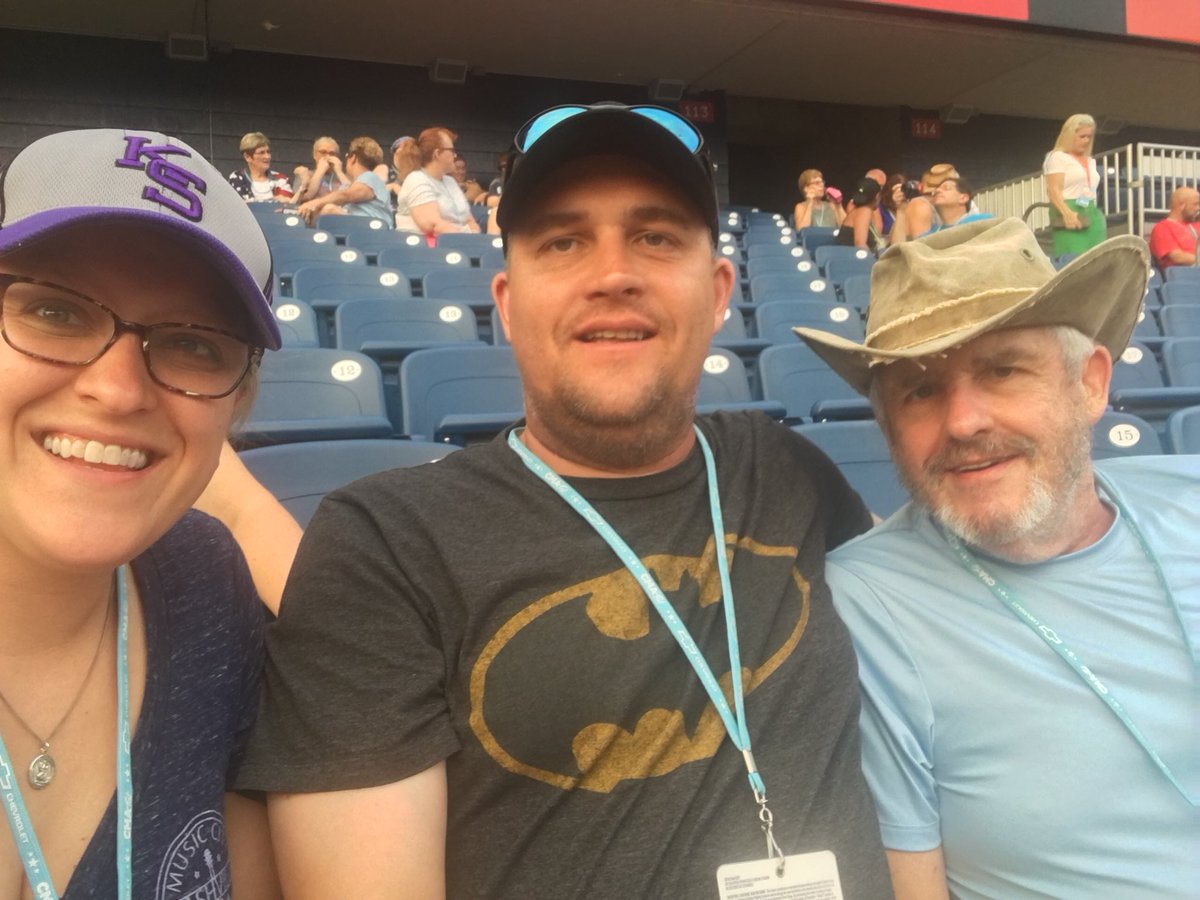 MurrayintheMitt's tweet photo. Dad kept up with his kiddos like a boss! Round 4 #CMAFEST and a perfect night for it! https://t.co/Z8UTdzovb0