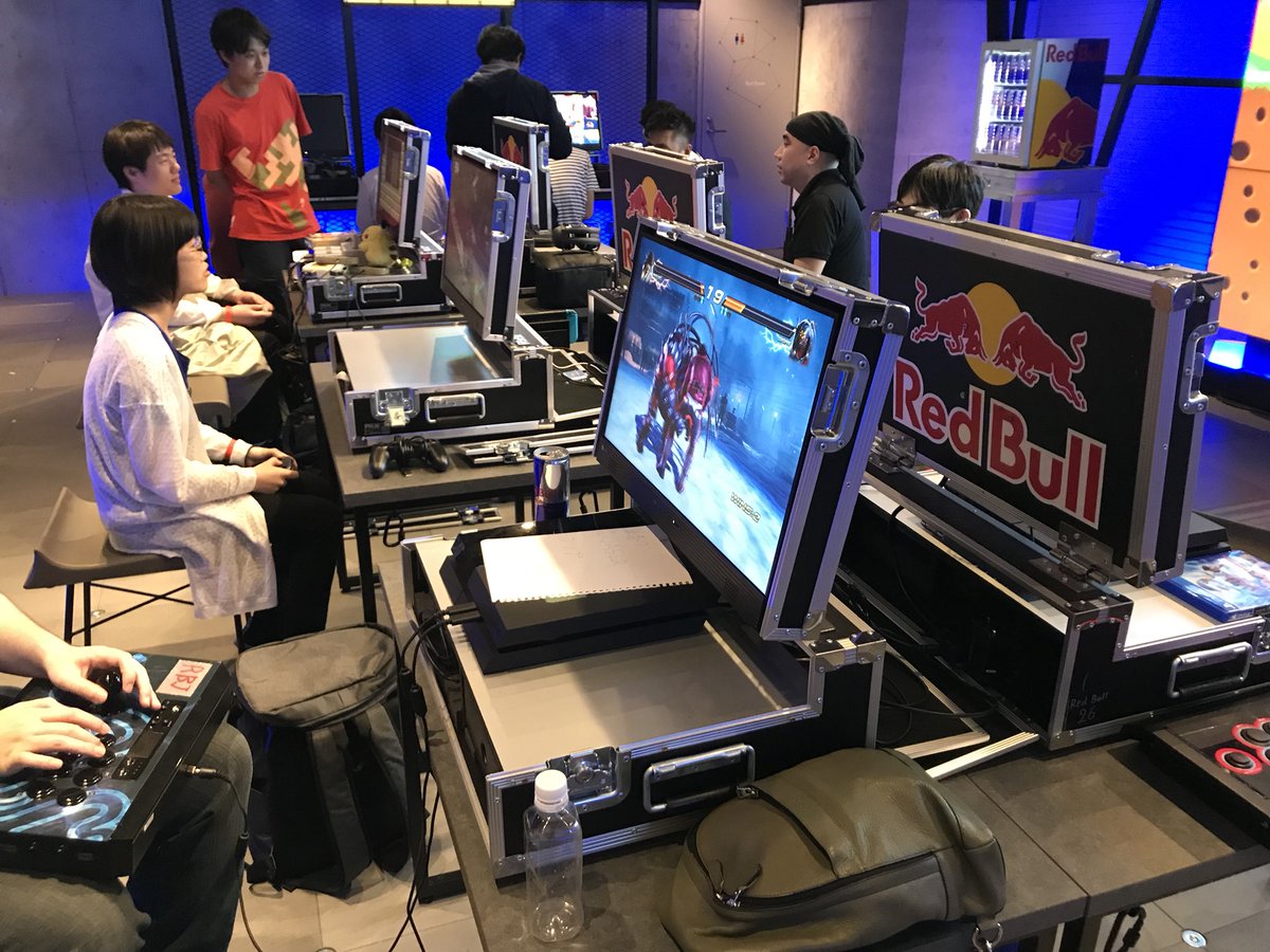 naschyz's tweet photo. 昨日 #RedBullGamingSphereTokyo で行われたゲーマーズラウンジ#74 親戚の家に行った後に途中から参戦しました。生憎の天気でしたが、たくさんの機材が持ち込まれていました。INVERSUSやってみたけど1勝もできなかったので練習💪 #glounge https://t.co/kT32CMyAVx