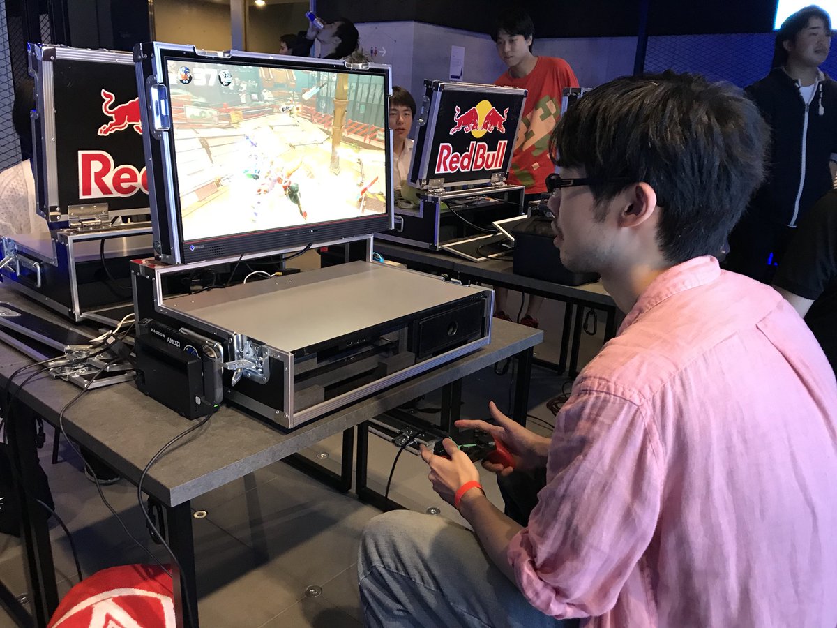 naschyz's tweet photo. 昨日 #RedBullGamingSphereTokyo で行われたゲーマーズラウンジ#74 親戚の家に行った後に途中から参戦しました。生憎の天気でしたが、たくさんの機材が持ち込まれていました。INVERSUSやってみたけど1勝もできなかったので練習💪 #glounge https://t.co/kT32CMyAVx