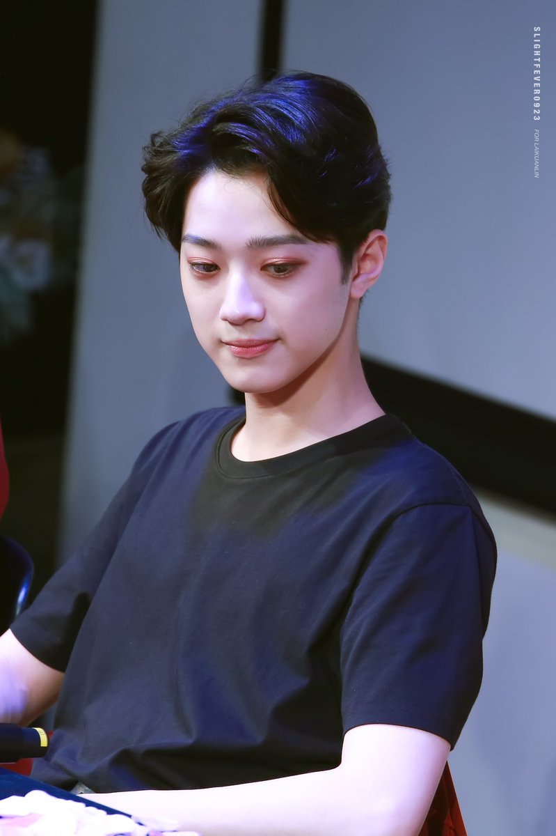 slightfever0923's tweet photo. 180610 핫트랙스 팬싸✨
#라이관린 #赖冠霖 #LaiKuanlin 
#워너원 #WANNAONE https://t.co/ht29IH3XLH