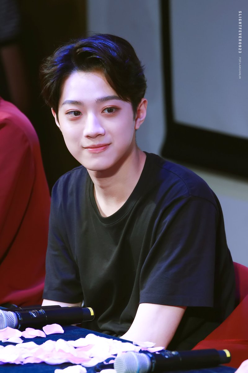 slightfever0923's tweet photo. 180610 핫트랙스 팬싸✨
#라이관린 #赖冠霖 #LaiKuanlin 
#워너원 #WANNAONE https://t.co/ht29IH3XLH
