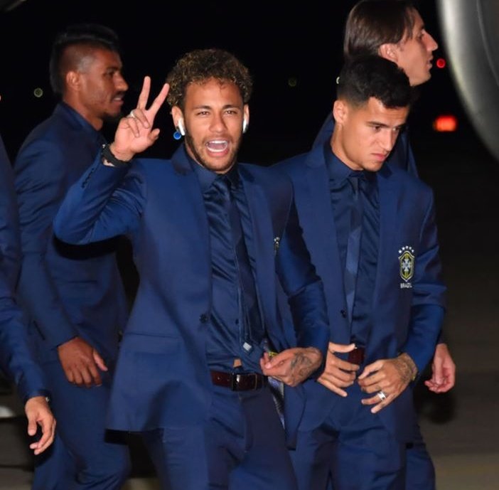 tvmaxdeportes's tweet photo. La selección de #Brasil 🇧🇷 llega a Rusia para disputar la Copa del Mundo 2018👏. La canarinha quiere su sexta estrella🌟🏆!!! LIKE Y RT si crees que lo van a lograr💪⚽️. #MundialTVMAX 🌏 https://t.co/cuhBnrd0qZ