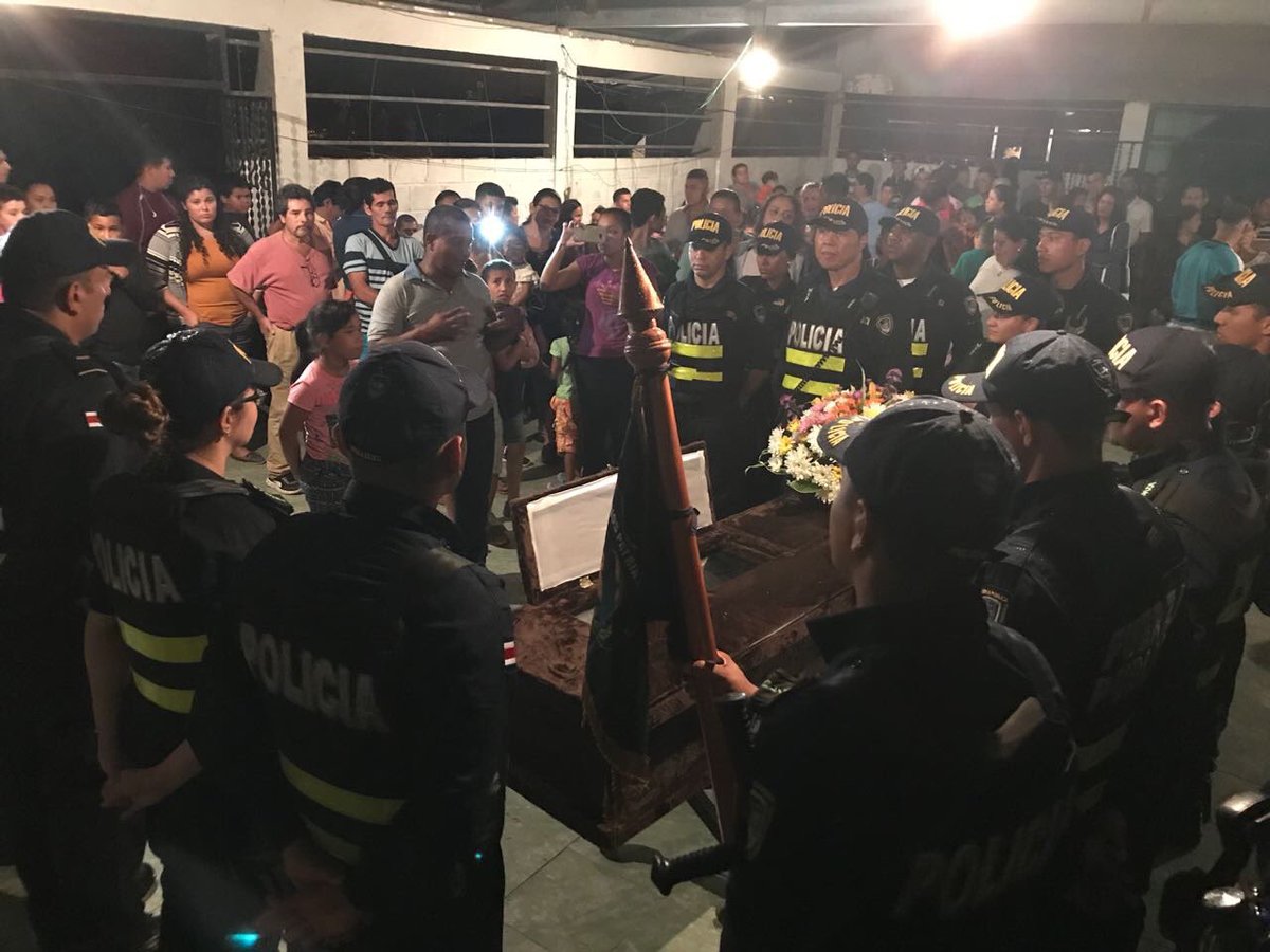 fuerzapublicaCR's tweet photo. Acompañamos en su dolor a la familia de nuestro héroe Jean Carlos Jiménez Salazar.  Él era estudiante de la @ENP_CR y murió este viernes mientras evitaba que un menor muriera electrocutado en una cerca eléctrica en Pococí, Limón. https://t.co/YvwthVzCYY