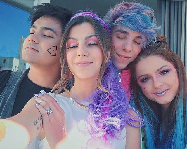 Erick Mafra on X: O salão mais colorido e alegre da cidade! 💗💙💜Pra quem  sempre pergunta onde eu faço meu cabelo: @novoarte e tem um vídeo no meu  canal também…  /